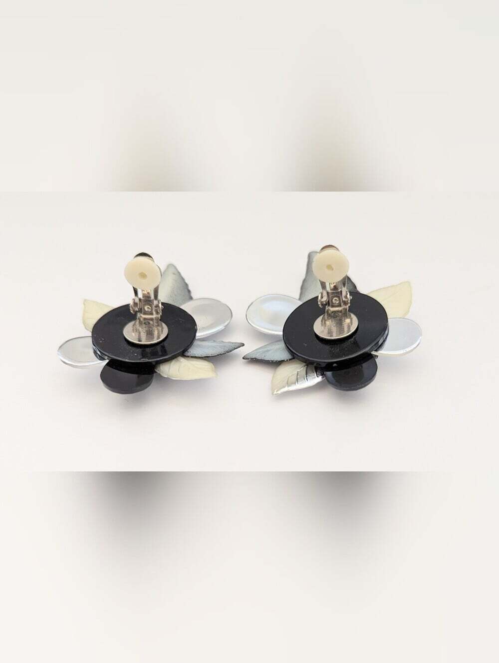 Statement Piece! Large Frosted Black Silver-Tone Clear Flower Clip-On Earrings - Picture 13 of 15